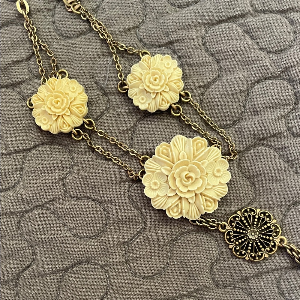 Lucky Brand Cream Floral Necklace w Secret Message on Back